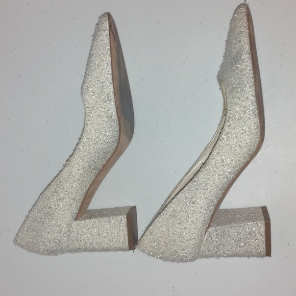 Marc Fisher Block Heel Pointy Toe Pump/ Silver Fabric Size 5.5 - Picture 2 of 10